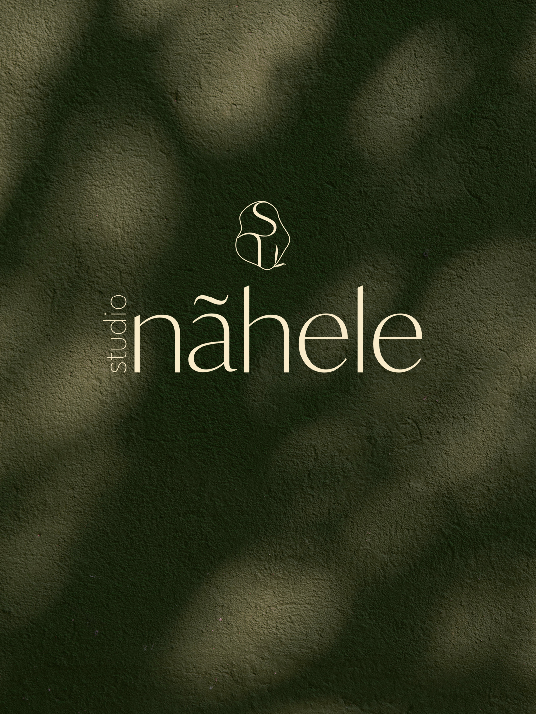Logo von studio nãhele in Creme auf dunkelgrünem Hintergrund
